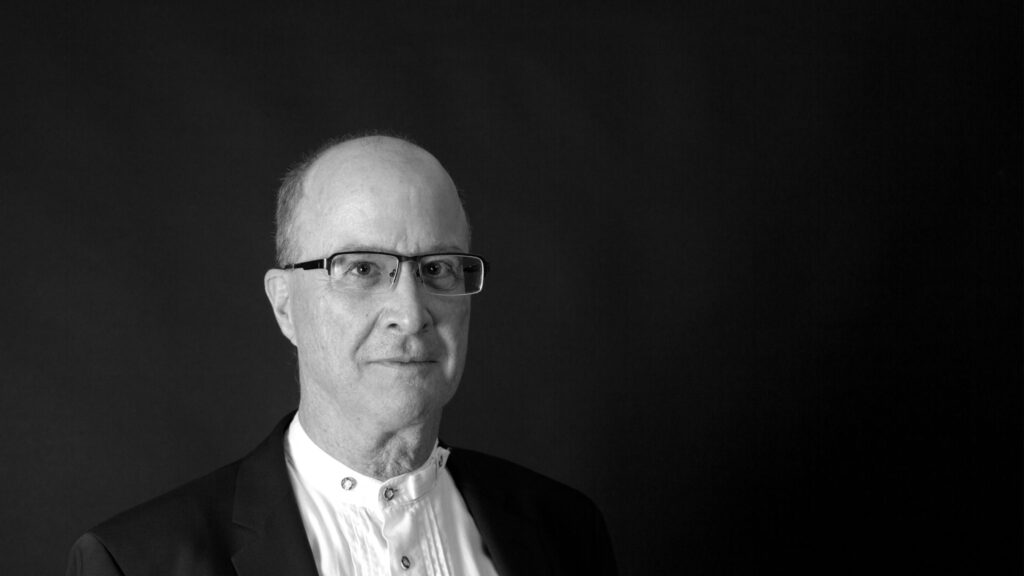 Klassischer Sänger vor schwarzem Hintergrund