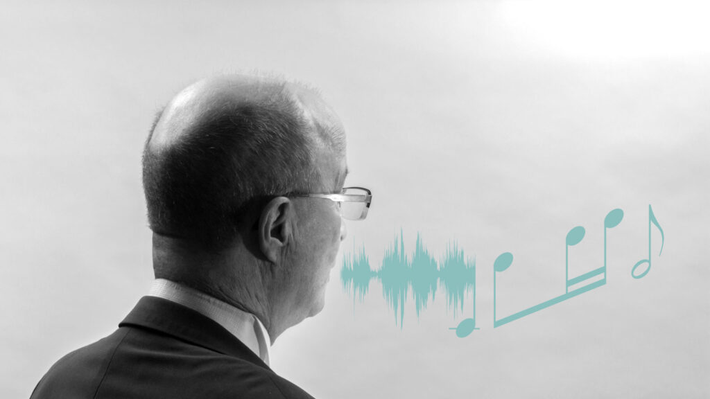 Sänger / Sprecher in der Rückansicht. Aus seinem Mund fließen Sprache und Musik